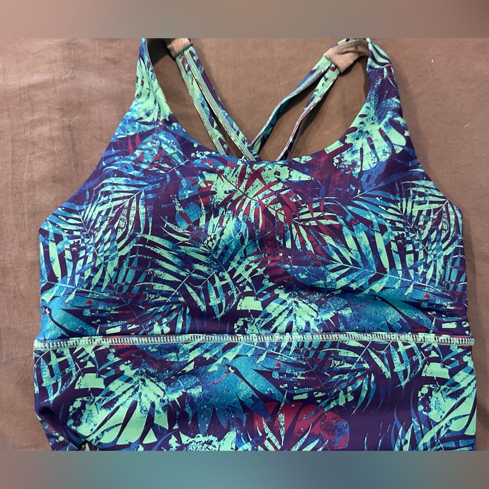 Women’s cropped sports bra. NO PADDING. Excellent condition rarely worn!